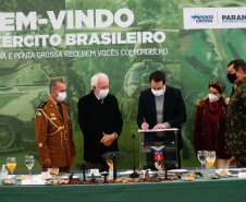 O governador Carlos Massa Ratinho Junior recebeu nesta sexta-feira (9), no Palácio Iguaçu, o comandante-geral do Exército Brasileiro, general Paulo Sérgio Nogueira de Oliveira, e uma comitiva com o alto comando da instituição militar. -  Curitiba, 09/07/2021  -  Foto: Jonathan Campos/AEN