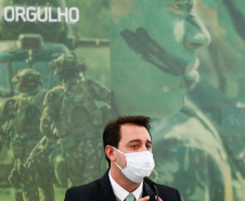 O governador Carlos Massa Ratinho Junior recebeu nesta sexta-feira (9), no Palácio Iguaçu, o comandante-geral do Exército Brasileiro, general Paulo Sérgio Nogueira de Oliveira, e uma comitiva com o alto comando da instituição militar. -  Curitiba, 09/07/2021  -  Foto: Jonathan Campos/AEN