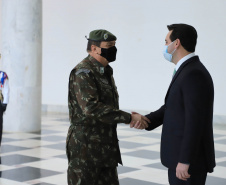 O governador Carlos Massa Ratinho Junior recebeu nesta sexta-feira (9), no Palácio Iguaçu, o comandante-geral do Exército Brasileiro, general Paulo Sérgio Nogueira de Oliveira, e uma comitiva com o alto comando da instituição militar. -  Curitiba, 09/07/2021  -  Foto: José Fernando Ogura/AEN