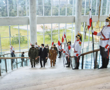 O governador Carlos Massa Ratinho Junior recebeu nesta sexta-feira (9), no Palácio Iguaçu, o comandante-geral do Exército Brasileiro, general Paulo Sérgio Nogueira de Oliveira, e uma comitiva com o alto comando da instituição militar. -  Curitiba, 09/07/2021  -  Foto: José Fernando Ogura/AEN