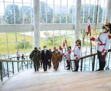 O governador Carlos Massa Ratinho Junior recebeu nesta sexta-feira (9), no Palácio Iguaçu, o comandante-geral do Exército Brasileiro, general Paulo Sérgio Nogueira de Oliveira, e uma comitiva com o alto comando da instituição militar. -  Curitiba, 09/07/2021  -  Foto: José Fernando Ogura/AEN