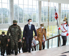 O governador Carlos Massa Ratinho Junior recebeu nesta sexta-feira (9), no Palácio Iguaçu, o comandante-geral do Exército Brasileiro, general Paulo Sérgio Nogueira de Oliveira, e uma comitiva com o alto comando da instituição militar. -  Curitiba, 09/07/2021  -  Foto: José Fernando Ogura/AEN