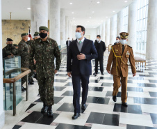 O governador Carlos Massa Ratinho Junior recebeu nesta sexta-feira (9), no Palácio Iguaçu, o comandante-geral do Exército Brasileiro, general Paulo Sérgio Nogueira de Oliveira, e uma comitiva com o alto comando da instituição militar. -  Curitiba, 09/07/2021  -  Foto: José Fernando Ogura/AEN