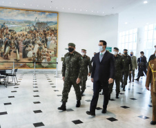 O governador Carlos Massa Ratinho Junior recebeu nesta sexta-feira (9), no Palácio Iguaçu, o comandante-geral do Exército Brasileiro, general Paulo Sérgio Nogueira de Oliveira, e uma comitiva com o alto comando da instituição militar. -  Curitiba, 09/07/2021  -  Foto: José Fernando Ogura/AEN