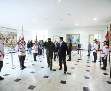 O governador Carlos Massa Ratinho Junior recebeu nesta sexta-feira (9), no Palácio Iguaçu, o comandante-geral do Exército Brasileiro, general Paulo Sérgio Nogueira de Oliveira, e uma comitiva com o alto comando da instituição militar. -  Curitiba, 09/07/2021  -  Foto: José Fernando Ogura/AEN