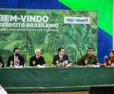 O governador Carlos Massa Ratinho Junior recebeu nesta sexta-feira (9), no Palácio Iguaçu, o comandante-geral do Exército Brasileiro, general Paulo Sérgio Nogueira de Oliveira, e uma comitiva com o alto comando da instituição militar. -  Curitiba, 09/07/2021  -  Foto: José Fernando Ogura/AEN