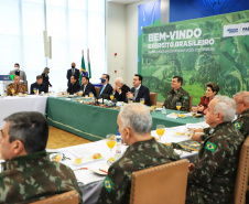 O governador Carlos Massa Ratinho Junior recebeu nesta sexta-feira (9), no Palácio Iguaçu, o comandante-geral do Exército Brasileiro, general Paulo Sérgio Nogueira de Oliveira, e uma comitiva com o alto comando da instituição militar. -  Curitiba, 09/07/2021  -  Foto: José Fernando Ogura/AEN