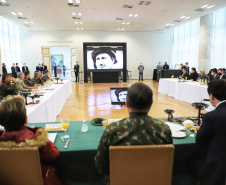 O governador Carlos Massa Ratinho Junior recebeu nesta sexta-feira (9), no Palácio Iguaçu, o comandante-geral do Exército Brasileiro, general Paulo Sérgio Nogueira de Oliveira, e uma comitiva com o alto comando da instituição militar. -  Curitiba, 09/07/2021  -  Foto: José Fernando Ogura/AEN