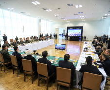O governador Carlos Massa Ratinho Junior recebeu nesta sexta-feira (9), no Palácio Iguaçu, o comandante-geral do Exército Brasileiro, general Paulo Sérgio Nogueira de Oliveira, e uma comitiva com o alto comando da instituição militar. -  Curitiba, 09/07/2021  -  Foto: José Fernando Ogura/AEN