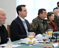 O governador Carlos Massa Ratinho Junior recebeu nesta sexta-feira (9), no Palácio Iguaçu, o comandante-geral do Exército Brasileiro, general Paulo Sérgio Nogueira de Oliveira, e uma comitiva com o alto comando da instituição militar. -  Curitiba, 09/07/2021  -  Foto: José Fernando Ogura/AEN