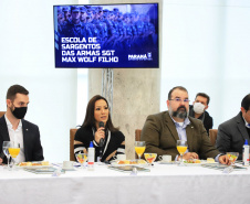 O governador Carlos Massa Ratinho Junior recebeu nesta sexta-feira (9), no Palácio Iguaçu, o comandante-geral do Exército Brasileiro, general Paulo Sérgio Nogueira de Oliveira, e uma comitiva com o alto comando da instituição militar. -  Curitiba, 09/07/2021  -  Foto: José Fernando Ogura/AEN