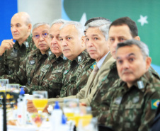 O governador Carlos Massa Ratinho Junior recebeu nesta sexta-feira (9), no Palácio Iguaçu, o comandante-geral do Exército Brasileiro, general Paulo Sérgio Nogueira de Oliveira, e uma comitiva com o alto comando da instituição militar. -  Curitiba, 09/07/2021  -  Foto: José Fernando Ogura/AEN