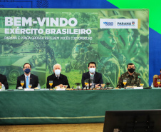 O governador Carlos Massa Ratinho Junior recebeu nesta sexta-feira (9), no Palácio Iguaçu, o comandante-geral do Exército Brasileiro, general Paulo Sérgio Nogueira de Oliveira, e uma comitiva com o alto comando da instituição militar. -  Curitiba, 09/07/2021  -  Foto: José Fernando Ogura/AEN