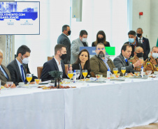 O governador Carlos Massa Ratinho Junior recebeu nesta sexta-feira (9), no Palácio Iguaçu, o comandante-geral do Exército Brasileiro, general Paulo Sérgio Nogueira de Oliveira, e uma comitiva com o alto comando da instituição militar. -  Curitiba, 09/07/2021  -  Foto: José Fernando Ogura/AEN
