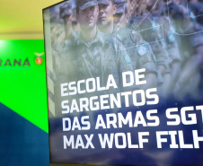 O governador Carlos Massa Ratinho Junior recebeu nesta sexta-feira (9), no Palácio Iguaçu, o comandante-geral do Exército Brasileiro, general Paulo Sérgio Nogueira de Oliveira, e uma comitiva com o alto comando da instituição militar. -  Curitiba, 09/07/2021  -  Foto: José Fernando Ogura/AEN