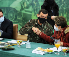 O governador Carlos Massa Ratinho Junior recebeu nesta sexta-feira (9), no Palácio Iguaçu, o comandante-geral do Exército Brasileiro, general Paulo Sérgio Nogueira de Oliveira, e uma comitiva com o alto comando da instituição militar. -  Curitiba, 09/07/2021  -  Foto: José Fernando Ogura/AEN