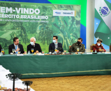 O governador Carlos Massa Ratinho Junior recebeu nesta sexta-feira (9), no Palácio Iguaçu, o comandante-geral do Exército Brasileiro, general Paulo Sérgio Nogueira de Oliveira, e uma comitiva com o alto comando da instituição militar. -  Curitiba, 09/07/2021  -  Foto: José Fernando Ogura/AEN