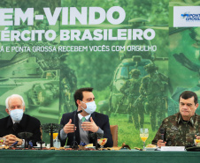 O governador Carlos Massa Ratinho Junior recebeu nesta sexta-feira (9), no Palácio Iguaçu, o comandante-geral do Exército Brasileiro, general Paulo Sérgio Nogueira de Oliveira, e uma comitiva com o alto comando da instituição militar. -  Curitiba, 09/07/2021  -  Foto: José Fernando Ogura/AEN