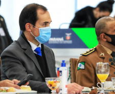 O governador Carlos Massa Ratinho Junior recebeu nesta sexta-feira (9), no Palácio Iguaçu, o comandante-geral do Exército Brasileiro, general Paulo Sérgio Nogueira de Oliveira, e uma comitiva com o alto comando da instituição militar. -  Curitiba, 09/07/2021  -  Foto: José Fernando Ogura/AEN