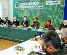 O governador Carlos Massa Ratinho Junior recebeu nesta sexta-feira (9), no Palácio Iguaçu, o comandante-geral do Exército Brasileiro, general Paulo Sérgio Nogueira de Oliveira, e uma comitiva com o alto comando da instituição militar. -  Curitiba, 09/07/2021  -  Foto: José Fernando Ogura/AEN