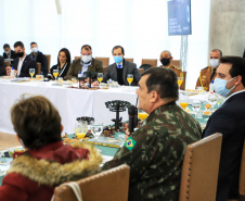 O governador Carlos Massa Ratinho Junior recebeu nesta sexta-feira (9), no Palácio Iguaçu, o comandante-geral do Exército Brasileiro, general Paulo Sérgio Nogueira de Oliveira, e uma comitiva com o alto comando da instituição militar. -  Curitiba, 09/07/2021  -  Foto: José Fernando Ogura/AEN