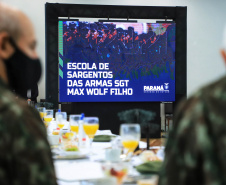 O governador Carlos Massa Ratinho Junior recebeu nesta sexta-feira (9), no Palácio Iguaçu, o comandante-geral do Exército Brasileiro, general Paulo Sérgio Nogueira de Oliveira, e uma comitiva com o alto comando da instituição militar. -  Curitiba, 09/07/2021  -  Foto: José Fernando Ogura/AEN
