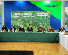 O governador Carlos Massa Ratinho Junior recebeu nesta sexta-feira (9), no Palácio Iguaçu, o comandante-geral do Exército Brasileiro, general Paulo Sérgio Nogueira de Oliveira, e uma comitiva com o alto comando da instituição militar. -  Curitiba, 09/07/2021  -  Foto: José Fernando Ogura/AEN