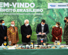 O governador Carlos Massa Ratinho Junior recebeu nesta sexta-feira (9), no Palácio Iguaçu, o comandante-geral do Exército Brasileiro, general Paulo Sérgio Nogueira de Oliveira, e uma comitiva com o alto comando da instituição militar. -  Curitiba, 09/07/2021  -  Foto: José Fernando Ogura/AEN