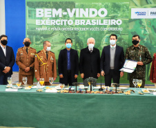 O governador Carlos Massa Ratinho Junior recebeu nesta sexta-feira (9), no Palácio Iguaçu, o comandante-geral do Exército Brasileiro, general Paulo Sérgio Nogueira de Oliveira, e uma comitiva com o alto comando da instituição militar. -  Curitiba, 09/07/2021  -  Foto: José Fernando Ogura/AEN