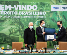 O governador Carlos Massa Ratinho Junior recebeu nesta sexta-feira (9), no Palácio Iguaçu, o comandante-geral do Exército Brasileiro, general Paulo Sérgio Nogueira de Oliveira, e uma comitiva com o alto comando da instituição militar. -  Curitiba, 09/07/2021  -  Foto: José Fernando Ogura/AEN