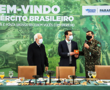O governador Carlos Massa Ratinho Junior recebeu nesta sexta-feira (9), no Palácio Iguaçu, o comandante-geral do Exército Brasileiro, general Paulo Sérgio Nogueira de Oliveira, e uma comitiva com o alto comando da instituição militar. -  Curitiba, 09/07/2021  -  Foto: José Fernando Ogura/AEN