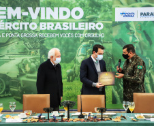 O governador Carlos Massa Ratinho Junior recebeu nesta sexta-feira (9), no Palácio Iguaçu, o comandante-geral do Exército Brasileiro, general Paulo Sérgio Nogueira de Oliveira, e uma comitiva com o alto comando da instituição militar. -  Curitiba, 09/07/2021  -  Foto: José Fernando Ogura/AEN