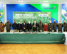 O governador Carlos Massa Ratinho Junior recebeu nesta sexta-feira (9), no Palácio Iguaçu, o comandante-geral do Exército Brasileiro, general Paulo Sérgio Nogueira de Oliveira, e uma comitiva com o alto comando da instituição militar. -  Curitiba, 09/07/2021  -  Foto: José Fernando Ogura/AEN