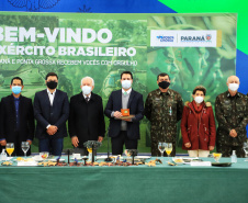 O governador Carlos Massa Ratinho Junior recebeu nesta sexta-feira (9), no Palácio Iguaçu, o comandante-geral do Exército Brasileiro, general Paulo Sérgio Nogueira de Oliveira, e uma comitiva com o alto comando da instituição militar. -  Curitiba, 09/07/2021  -  Foto: José Fernando Ogura/AEN