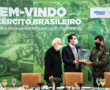 O governador Carlos Massa Ratinho Junior recebeu nesta sexta-feira (9), no Palácio Iguaçu, o comandante-geral do Exército Brasileiro, general Paulo Sérgio Nogueira de Oliveira, e uma comitiva com o alto comando da instituição militar. -  Curitiba, 09/07/2021  -  Foto: José Fernando Ogura/AEN