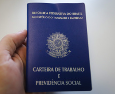 As 216 Agências do Trabalhador do Estado, vinculadas à Secretaria de Estado da Justiça, Família e Trabalho (Sejuf), disponibilizam nessa semana, 2.615 vagas com carteira assinada em empresas do Paraná. Destes postos de trabalho, 1.513 estão disponíveis nas agências de Curitiba e Região Metropolitana. -  Foto: Geraldo Bubniak/AEN