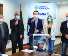 O Governo do Estado vai recuperar mais 55 quilômetros com nova pavimentação em estradas rurais de dez cidades do Paraná. Os convênios com as prefeituras foram assinados nesta segunda-feira (12), em cerimônia no Palácio Iguaçu, pelo governador Carlos Massa Ratinho Junior.   -  Curitiba, 12/07/2021  -  Foto: José Fernando Ogura/AEN 