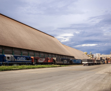 A quantidade de vagões e o volume de cargas movimentadas via ferrovia com origem ou destino ao Porto de Paranaguá aumentaram no primeiro semestre.
Foto: Claudio Neves/Portos do Paraná