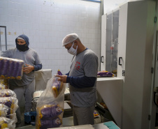 PIPOTECA -  A Pipoteca conta hoje com 70 colaboradores e produz em torno de sete toneladas por dia, entre salgadinhos e pipoca doce, aquela da embalagem rosa. Paraná e Santa Catarina são os principais mercados da empresa.  -  Curitiba, 25/05/2021  - Foto: Gilson Abreu/AEN