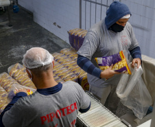 PIPOTECA -  A Pipoteca conta hoje com 70 colaboradores e produz em torno de sete toneladas por dia, entre salgadinhos e pipoca doce, aquela da embalagem rosa. Paraná e Santa Catarina são os principais mercados da empresa.  -  Curitiba, 25/05/2021  - Foto: Gilson Abreu/AEN