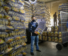 PIPOTECA -  A Pipoteca conta hoje com 70 colaboradores e produz em torno de sete toneladas por dia, entre salgadinhos e pipoca doce, aquela da embalagem rosa. Paraná e Santa Catarina são os principais mercados da empresa.  -  Curitiba, 25/05/2021  - Foto: Gilson Abreu/AEN