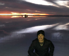 Matheus Marquezini no Salar de Uyuni, o maior deserto de sal do mundo