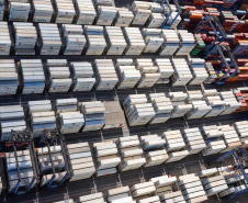 Sorvetes fabricados em Maringá, no Paraná, vão refrescar o verão na Europa. A exportação é possível graças ao uso de contêineres refrigerados, que mantêm a temperatura ideal durante toda a viagem, que dura cerca de 15 dias. O porto de Paranaguá possui hoje a maior estrutura para este tipo de transporte, em toda a América Latina.  - Paranaguaguá, 15/07/2021  -  Foto: Claudio Neves/Portos do Paraná