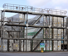 Sorvetes fabricados em Maringá, no Paraná, vão refrescar o verão na Europa. A exportação é possível graças ao uso de contêineres refrigerados, que mantêm a temperatura ideal durante toda a viagem, que dura cerca de 15 dias. O porto de Paranaguá possui hoje a maior estrutura para este tipo de transporte, em toda a América Latina.  - Paranaguaguá, 15/07/2021  -  Foto: Claudio Neves/Portos do Paraná