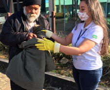 Famílias carentes de Guarapuava receberam, nesta quinta-feira (15), a doação de cobertores, calçados e peças de roupas arrecadados na ação solidária realizada pelo Escritório Regional do Instituto Água e Terra (IAT), que distribuiu 1.500 mudas de árvores frutíferas nativas em troca das doações.  -  curitiba, 15/07/2021  -  Foto: SEDEST/IAT