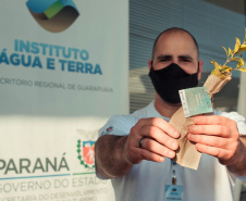 Famílias carentes de Guarapuava receberam, nesta quinta-feira (15), a doação de cobertores, calçados e peças de roupas arrecadados na ação solidária realizada pelo Escritório Regional do Instituto Água e Terra (IAT), que distribuiu 1.500 mudas de árvores frutíferas nativas em troca das doações.  -  curitiba, 15/07/2021  -  Foto: SEDEST/IAT