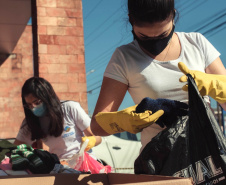 Famílias carentes de Guarapuava receberam, nesta quinta-feira (15), a doação de cobertores, calçados e peças de roupas arrecadados na ação solidária realizada pelo Escritório Regional do Instituto Água e Terra (IAT), que distribuiu 1.500 mudas de árvores frutíferas nativas em troca das doações.  -  curitiba, 15/07/2021  -  Foto: SEDEST/IAT