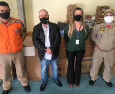 Famílias carentes de Guarapuava receberam, nesta quinta-feira (15), a doação de cobertores, calçados e peças de roupas arrecadados na ação solidária realizada pelo Escritório Regional do Instituto Água e Terra (IAT), que distribuiu 1.500 mudas de árvores frutíferas nativas em troca das doações.  -  curitiba, 15/07/2021  -  Foto: SEDEST/IAT