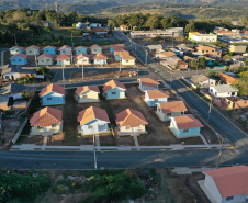 Trinta famílias de Sâo João do Triunfo participaram nesta quinta-feira (15), na Câmara Municipal, do sorteio que definiu as casas que serão ocupadas por cada uma delas no Residencial José Euclides dos Santos Neto. O empreendimento faz parte do programa Casa Fácil Paraná e será entregue aos beneficiários entre o fim de julho e o início de agosto. (Foto: Alessandro Vieira/AEN)