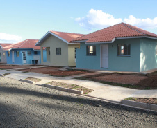 Trinta famílias de Sâo João do Triunfo participaram nesta quinta-feira (15), na Câmara Municipal, do sorteio que definiu as casas que serão ocupadas por cada uma delas no Residencial José Euclides dos Santos Neto. O empreendimento faz parte do programa Casa Fácil Paraná e será entregue aos beneficiários entre o fim de julho e o início de agosto. (Foto: Alessandro Vieira/AEN)